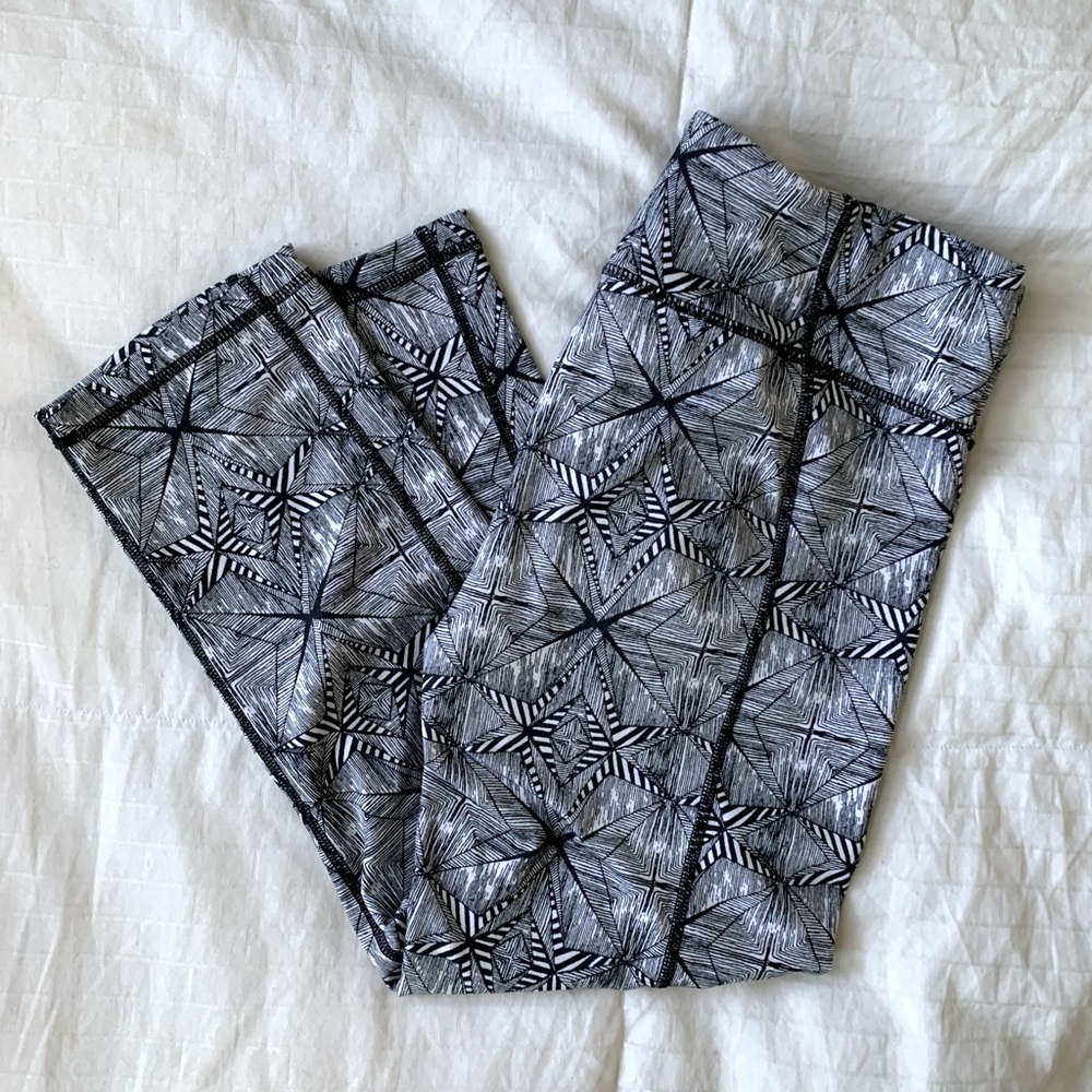 Betsey Johnson geometric compression capri performance leggings athletic tights